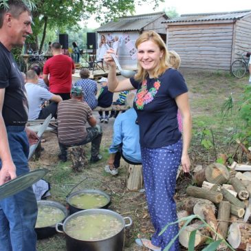Місцеві жителі відзначили веселим святкуванням на березі озера в с. Камка день рибалки