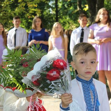 З нагоди Дня знань у кожній школі пройшли святкові лінійки і пролунали перші дзвоники.