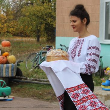 «Село моє в пахучім цвіті, мені всміхається здаля. Для мене ти одне на світі, бо тут мій край, моя земля…»