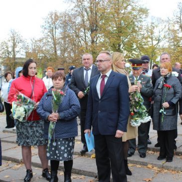 У Сновську встановлено стелу  «Захисникам України»