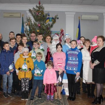 Привітали з Новим Роком дітей з прийомних сімей та дитячого будинку сімейного типу