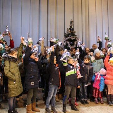 Обдаровані діти Сновщини отримали подарунки