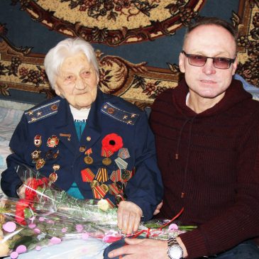 Зі 100-літнім ювілеєм Ганну Колмакову привітав міський голова Олександр Медведьов