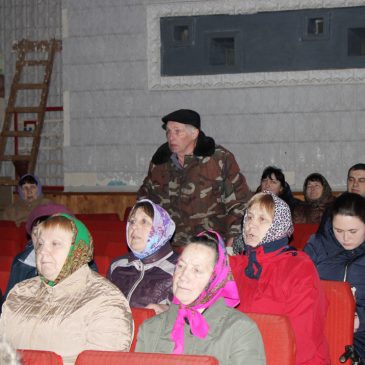Про відсутність лікаря, роботу спиртозаводу, ремонт будинку культури і школи йшла мова на загальних зборах громадян у Нових Боровичах