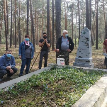 Впорядкували могили невідомих солдат