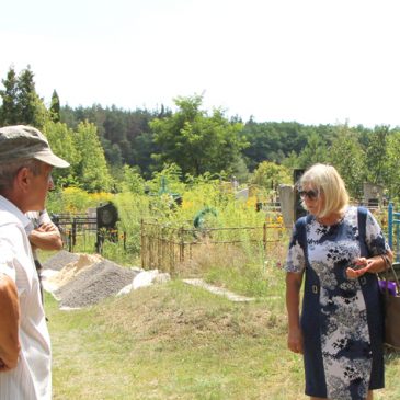Крадуть огорожу і квіти та руйнують пам’ятники на кладовищі
