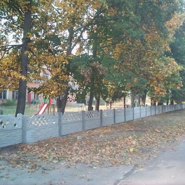 У центрі села Смяч  – новий бетонний паркан