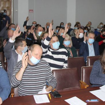 На першому пленарному засіданні першої сесії міської ради набули своїх повноважень міський голова та новообрані депутати, обрали секретаря міської ради, затвердили 19 старостинських округів та призначили 14 старост