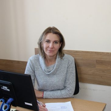 При Сновській міській раді  функціонує  КУ “Територіальний центр соціального обслуговування (надання соціальних послуг)”, який очолює директор ХОМЕНКО Світлана Миколаївна
