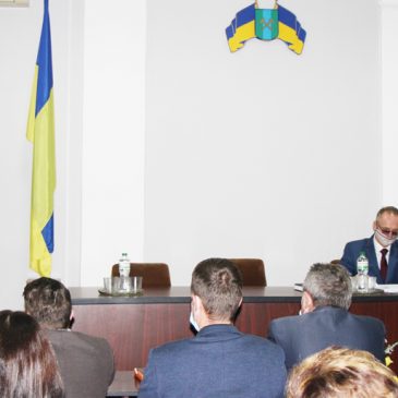 На сесії депутати прийняли звернення до Президента щодо відміни рішень про зростання цін на оплату житлово-комунальних послуг, затвердили старосту Рогізківського старостату та прийняли ряд Програм