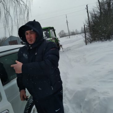 Всі згуртувалися над подоланням снігових заметів