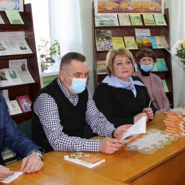 Міський голова Олександр Медведьов привітав Олену Компанець з виходом у світ її книги «Ромашки не знають жури»