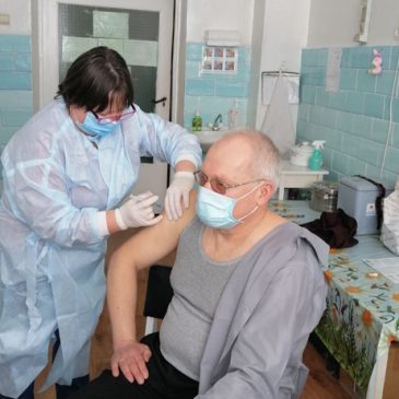 Першим на Сновщині вакцинувався проти COVID-19 сімейний лікар Володимир Цуприк