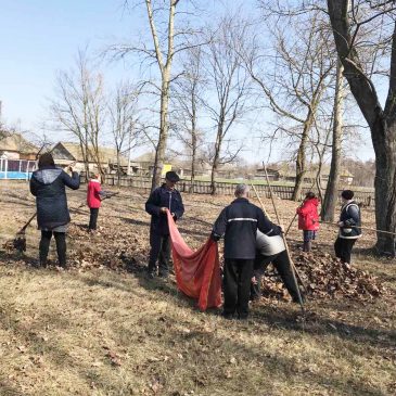 Триває весняне прибирання в громаді