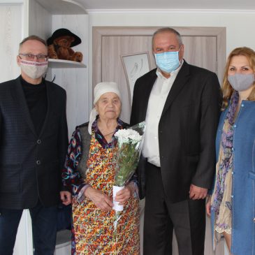 Керівники громади та району відвідали ветеранів вдома і привітали їх зі святом
