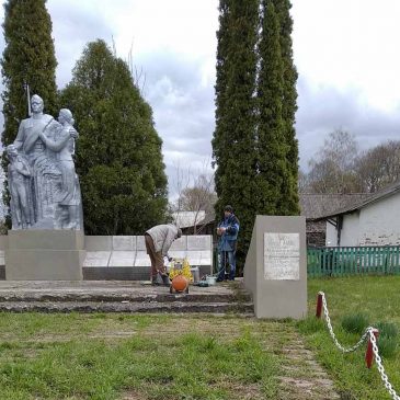 Впорядкували територію та оновили пам`ятники і обеліски в громаді