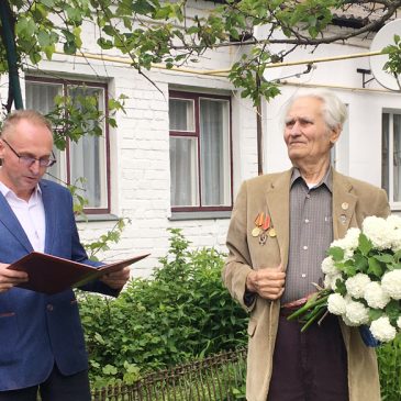 Олександра Степановича Жерденка з 90-літтям привітав міський голова Олександр Медведьов