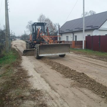Триває підсипка та грейдерування доріг на території громади