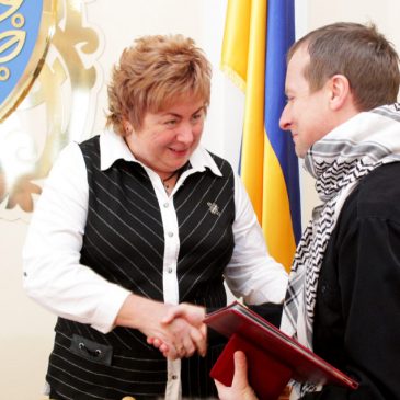 Почесною грамотою обласної ради нагороджено журналіста місцевої газети “Промінь” Олега Мірошниченка
