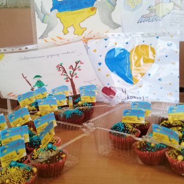 Солодкі подарунки, малюнки і теплі слова для військових