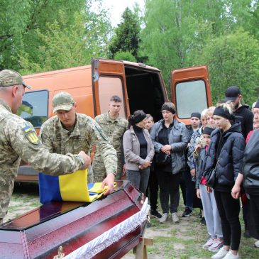 Сновщина попрощалася з військовослужбовцем ЗСУ