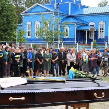 У Кучинівці провели в останню земну дорогу захисника
