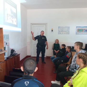 Урок безпеки від поліцейського офіцера громади