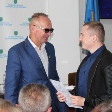 Вручили ордер на квартиру молодому лікарю