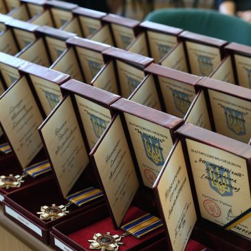 Родинам загиблих захисників передали їхні  нагороди
