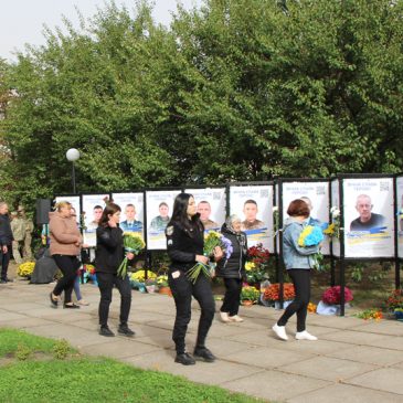 Дякуємо всім, хто носить почесне і високе звання захисників і захисниць України!