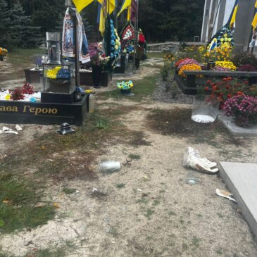 Зафіксовано факт наруги над могилами на міському кладовищі