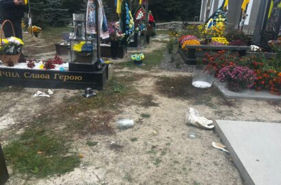 Зафіксовано факт наруги над могилами на міському кладовищі
