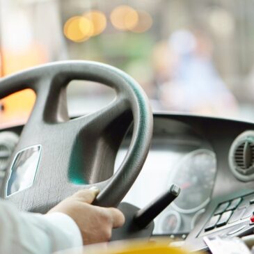 Проєкт Reskilling Ukraine запрошує жінок на безоплатні курси водійок вантажівок, автобусів та ADR