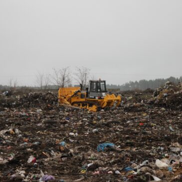 Новий бульдозер ефективно працює на міському сміттєзвалищі