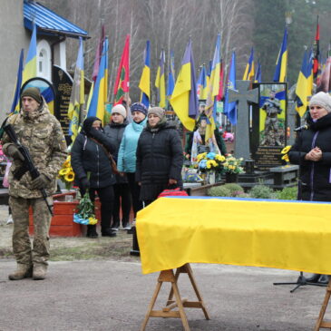 На колінах та зі сльозами: Сновщина провела в останню путь свого Героя, воїна Дениса Стародубця