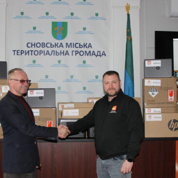 NRC передала сучасні ноутбуки та зарядні станції