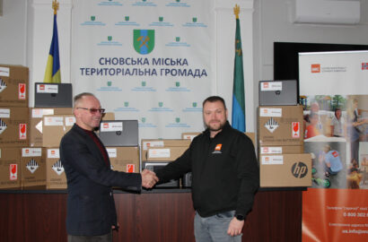 NRC передала сучасні ноутбуки та зарядні станції