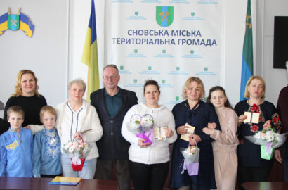 Материнський подвиг Сновщини: п’ятьом жінкам громади присвоєно почесне звання «Мати-героїня»