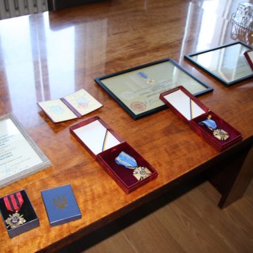 У День української державності рідним Захисників зі Сновської громади вручили високі державні та військові нагороди