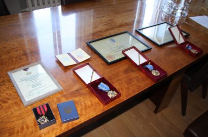 У День української державності рідним Захисників зі Сновської громади вручили високі державні та військові нагороди