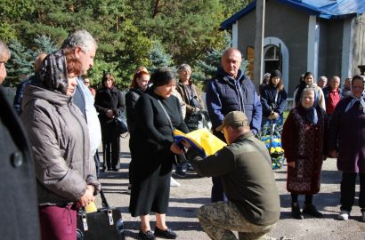 Сновська громада провела в останню путь Героя Антона Дмитренка